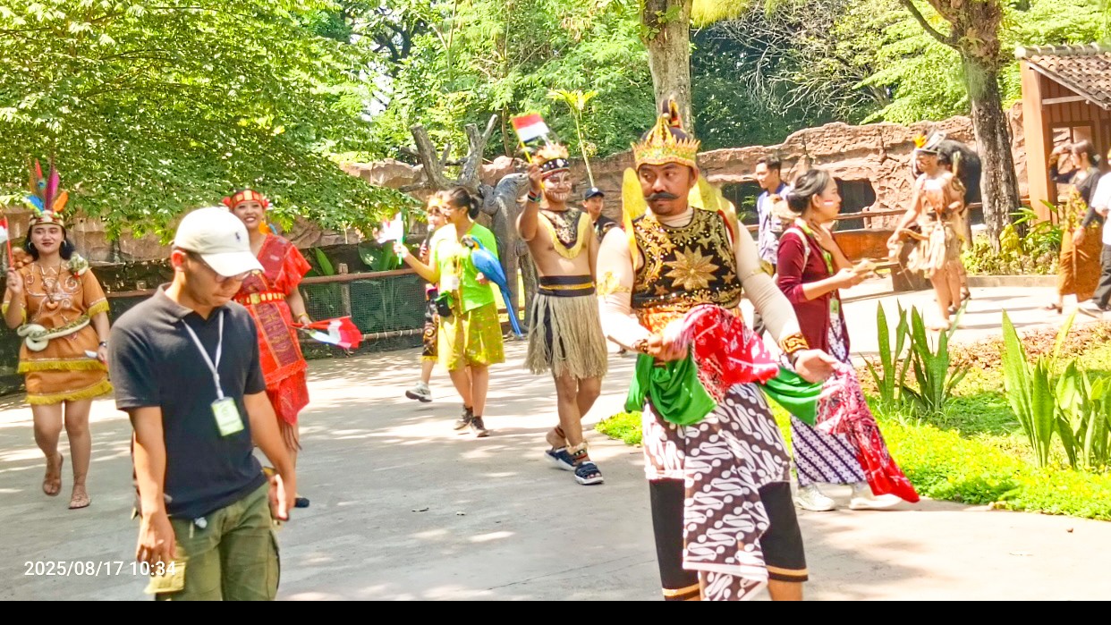 The Real Fireman & Festival Kuliner Ramaikan Perayaan Kemerdekaan di Solo Safari dengan Satwa