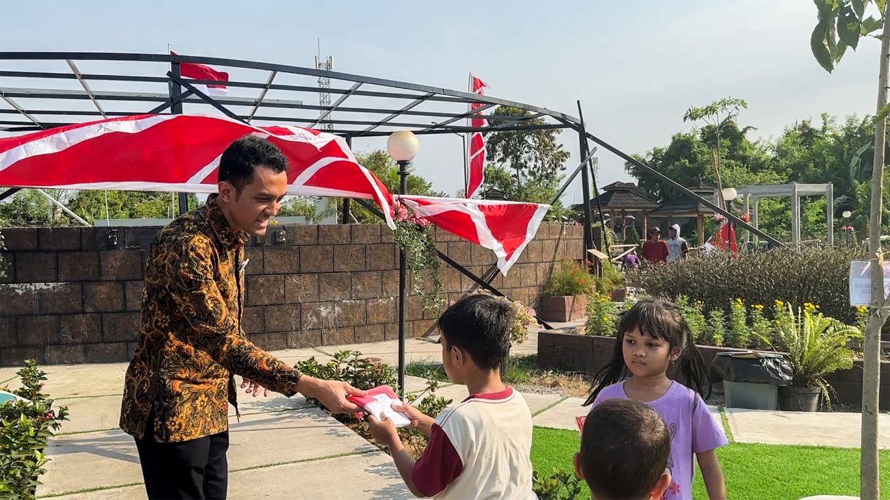 Mercure Surabaya Grand Mirama Bagikan Bendera Sambut HUT ke-80 RI
