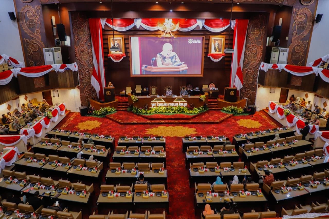 Gubernur Khofifah Sampaikan Jawaban Eksekutif atas Raperda P-APBD 2025, Fokus pada Mandatory Spending dan Peningkatan Kesejahteraan Masyarakat