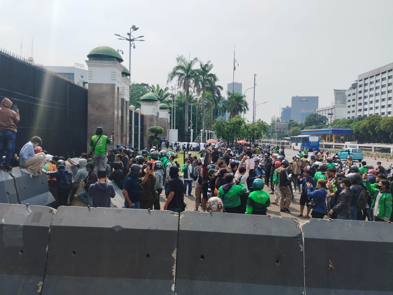 Imbas Wafatnya Affan yang Dilindas Rantis, Massa Ojol Geruduk Gedung DPR