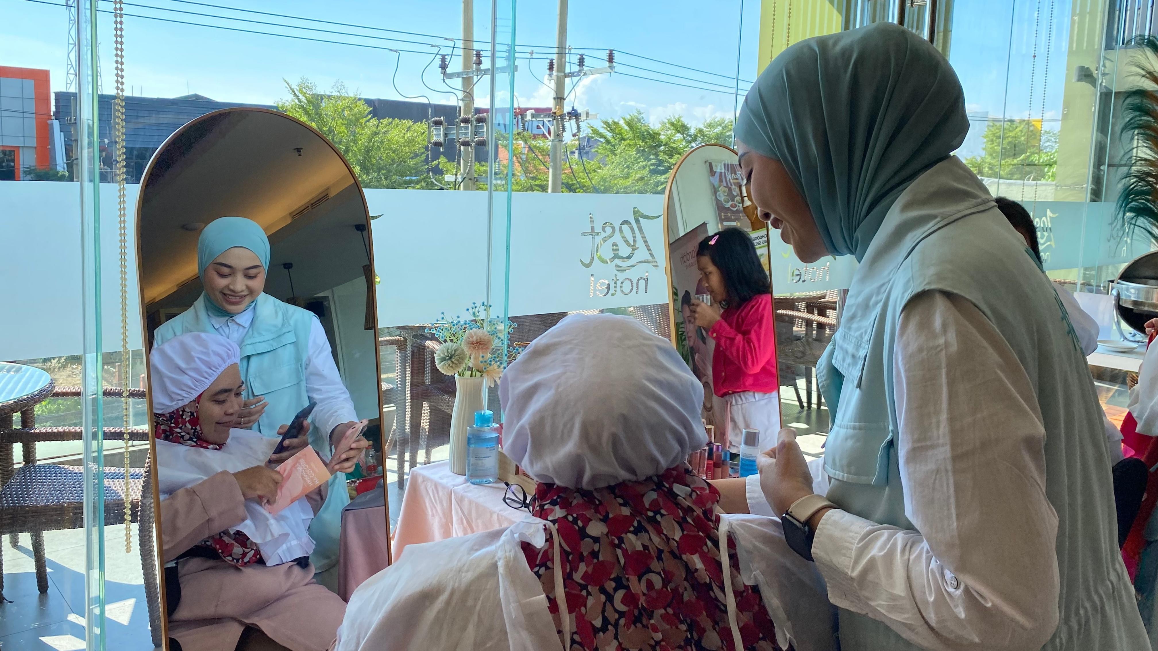 Zest Hotel Jemursari Gelar Workshop Personal Color dan Bag Charm untuk Dukung Kreativitas Perempuan Surabaya