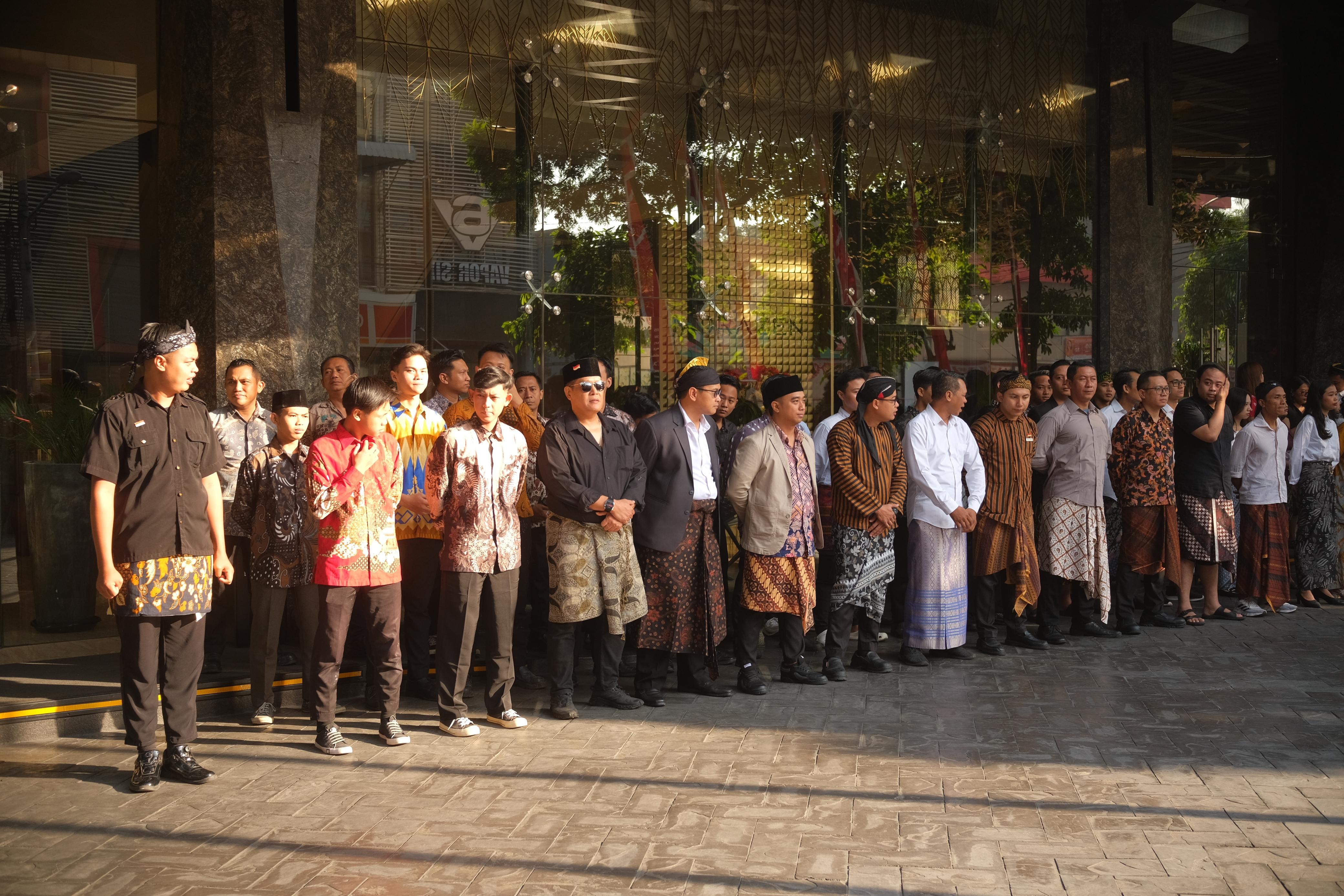 MORAZEN Surabaya Gelar Upacara Bendera Kemerdekaan dengan Busana Etnik Nusantara