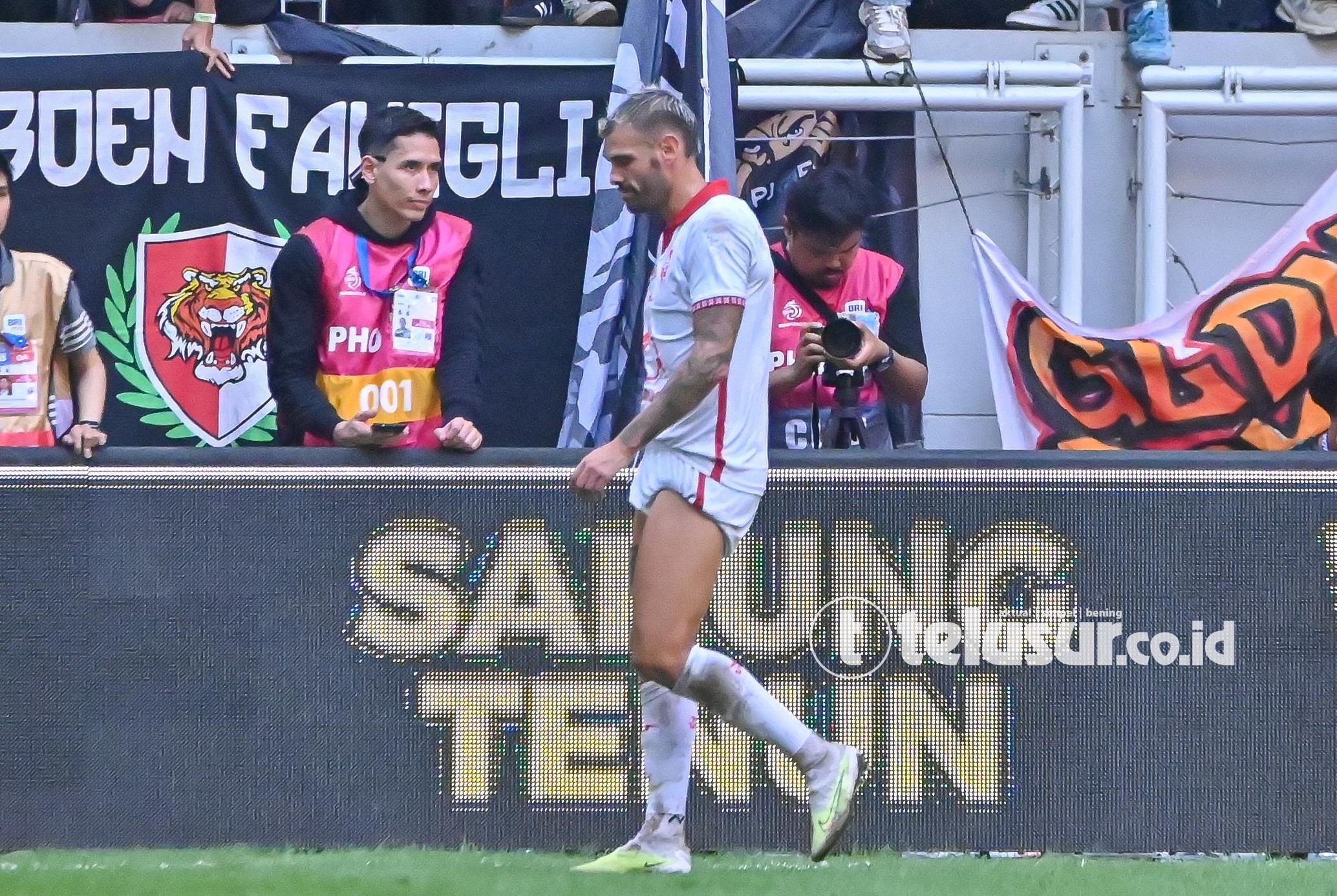 Jakmania Lempar Sepatu di Laga Melawan Malut United, Persija Didenda PSSI Rp20 Juta