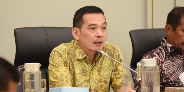 Komisi IV Sesalkan Menhut Raja Juli Foto Bareng Tersangka Pembalakan Liar