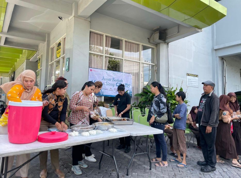 Hotel Maxone Dharmahusada Gelar Program Jumat Berkah “Berbagi Itu Indah”