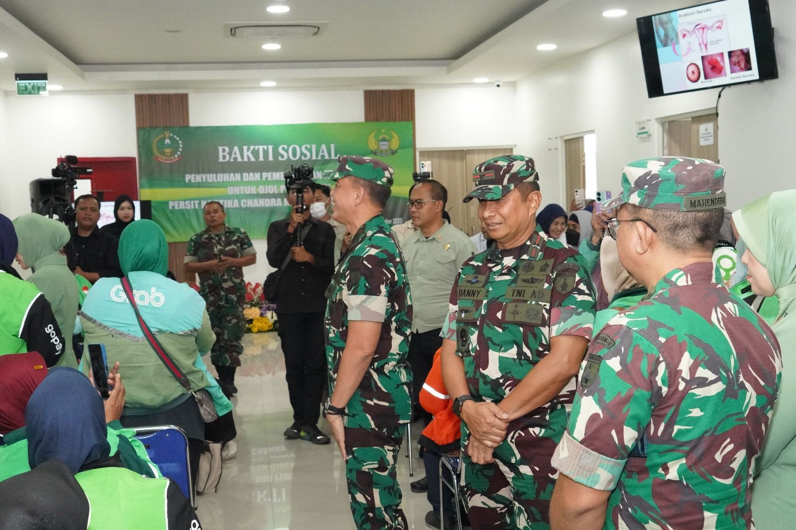 Danrem 084/Bhaskara Jaya Tinjau Langsung Baksos, Khitanan Massal dan Pengobatan Gratis