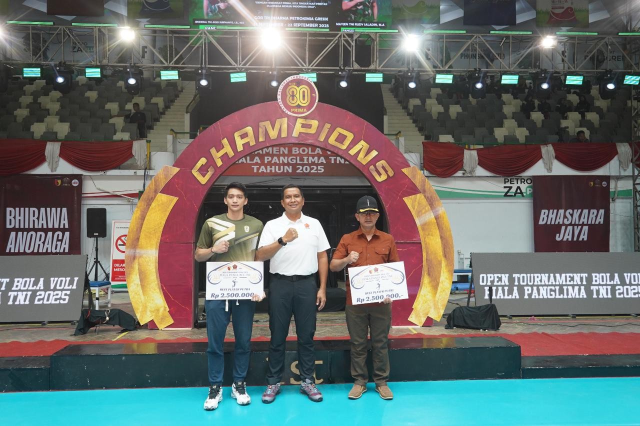Danrem 084/Bhaskara Jaya Serahkan Piala Pemain Terbaik di Final Bola Voli Piala Panglima TNI 2025