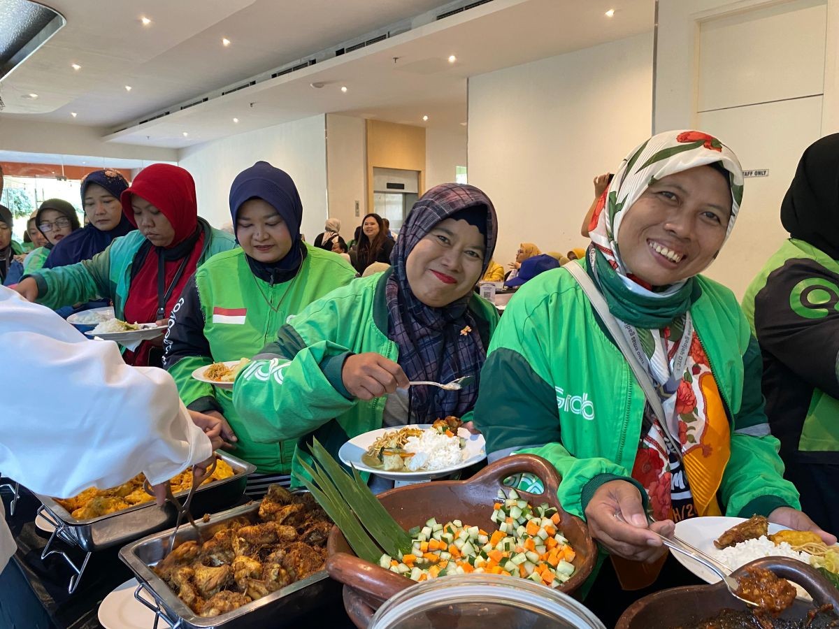 Rayakan Ulang Tahun ke-38, Zest Hotel Jemursari Surabaya Gelar Sarapan Sehat dan Edukasi Safety Riding untuk Ojol Perempuan