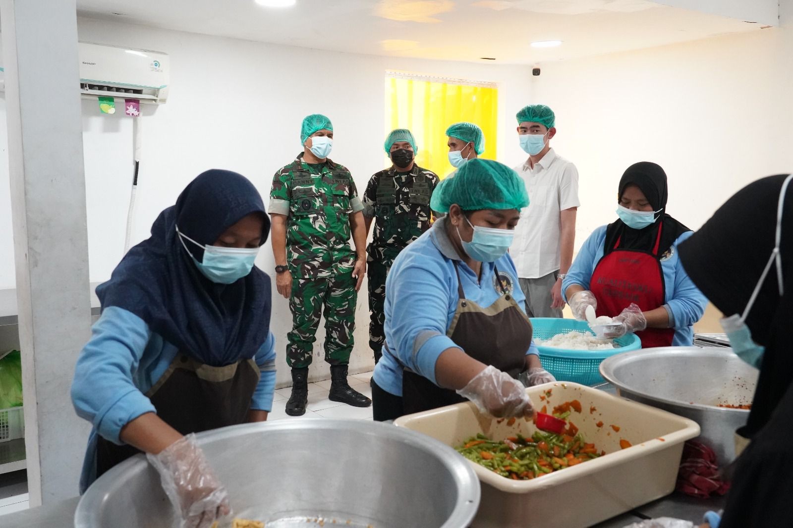 Danrem 084/Bhaskara Jaya Tinjau Langsung Progam Makan Bergizi Gratis di Surabaya