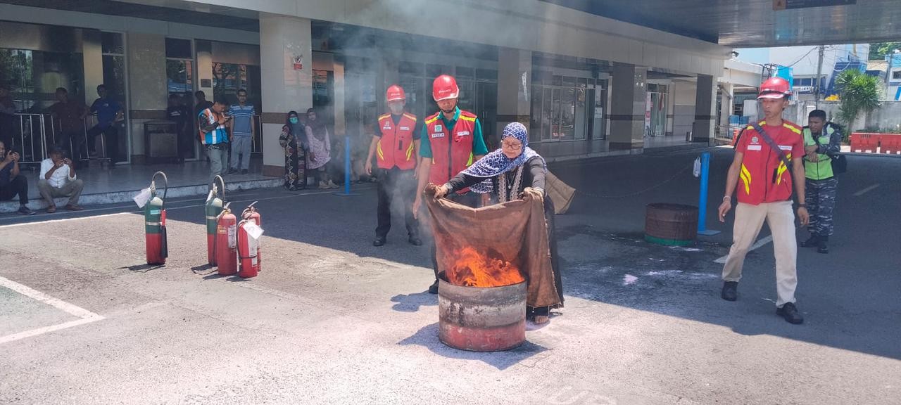Pelindo Regional 3 Gelar Edukasi Mitigasi Kebakaran: Latihan Gunakan APAR dan Karung Goni