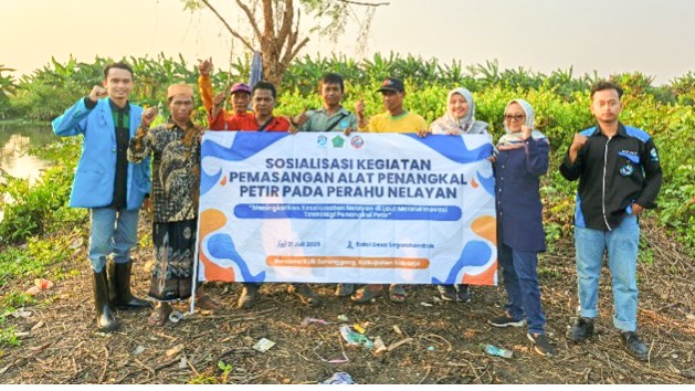 PPNS Pasang Penangkal Petir bagi Nelayan Sidoarjo, Keselamatan di Laut Lebih Terjamin