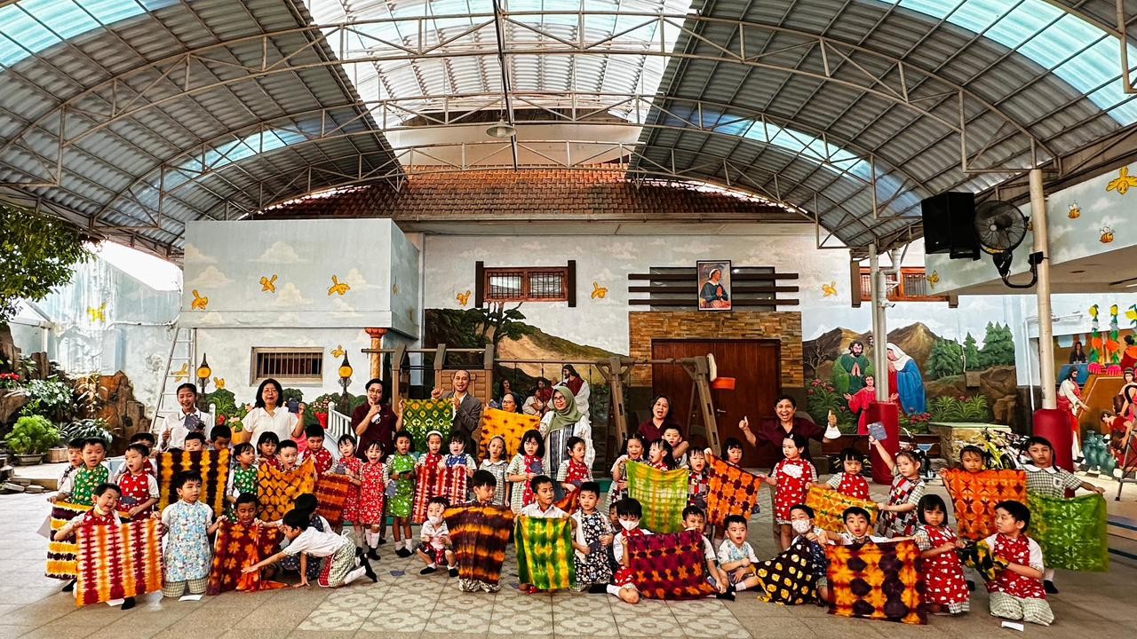 Mercure Surabaya Grand Mirama dan Batik Cak Yoko Ajak Anak TK Santa Maria Rayakan Hari Batik