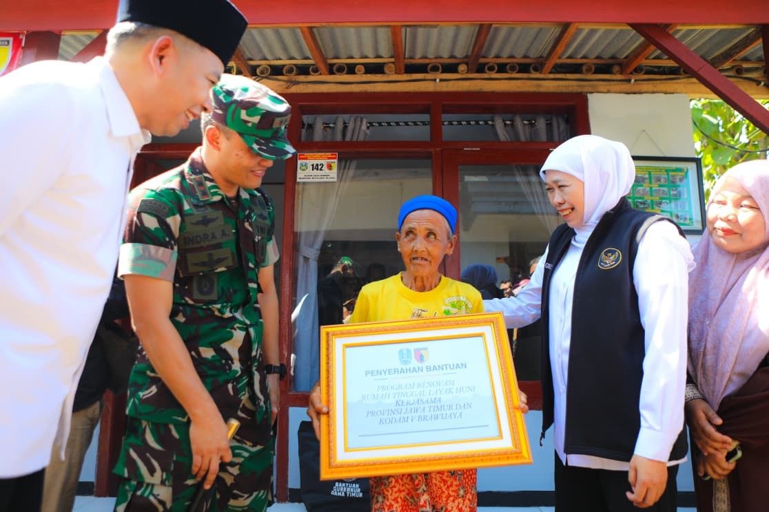 Apresiasi Program Rutilahu di Momen Peringatan HUT ke-80 TNI, Gubernur Khofifah: Bukti Sinergi TNI dan Pemprov Jatim