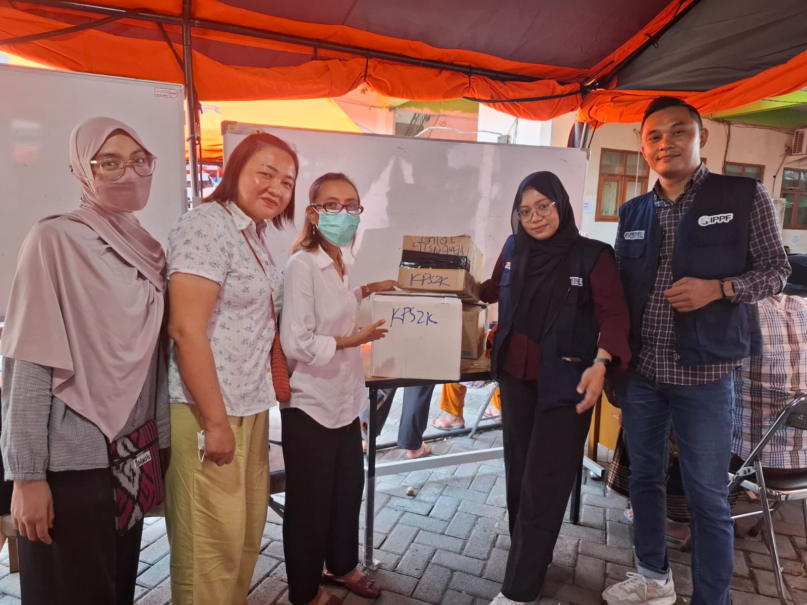 KPS2K Salurkan Bantuan Responsif GEDSI bagi Wali Santri Korban Ambruknya Ponpes Al Khoziny Sidoarjo