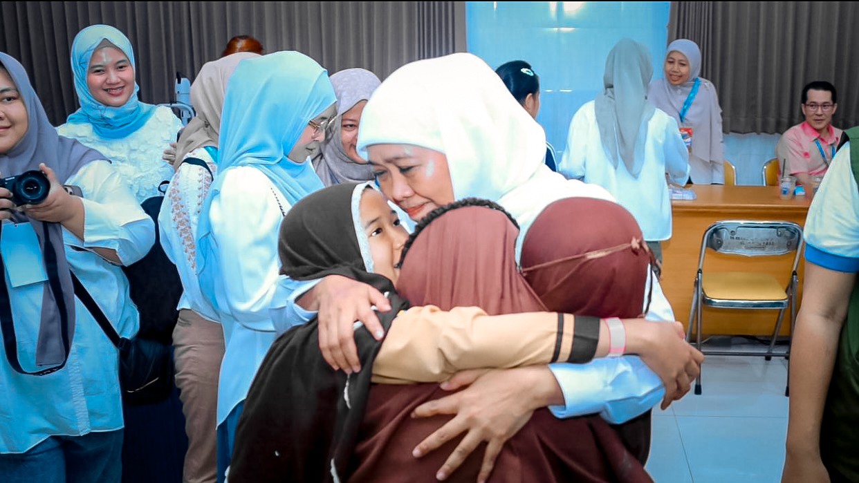 Gubernur Khofifah Apresiasi Sinergi Lintas Elemen Bagikan 1.000 Kacamata Gratis di WSD 2025