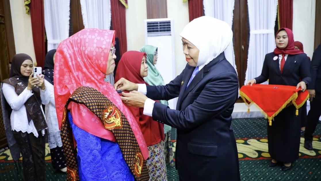 Sematkan Satyalancana Karya Satya untuk 982 ASN, Gubernur Khofifah: Jadi Fondasi Jatim Tangguh