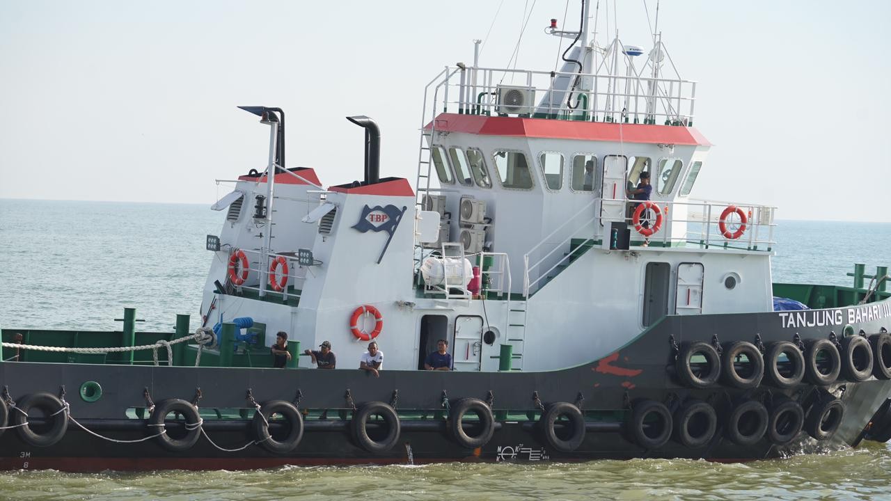 Pelabuhan Batang Sukses Layani Bongkar dan Sandar Kapal Komersial Perdana