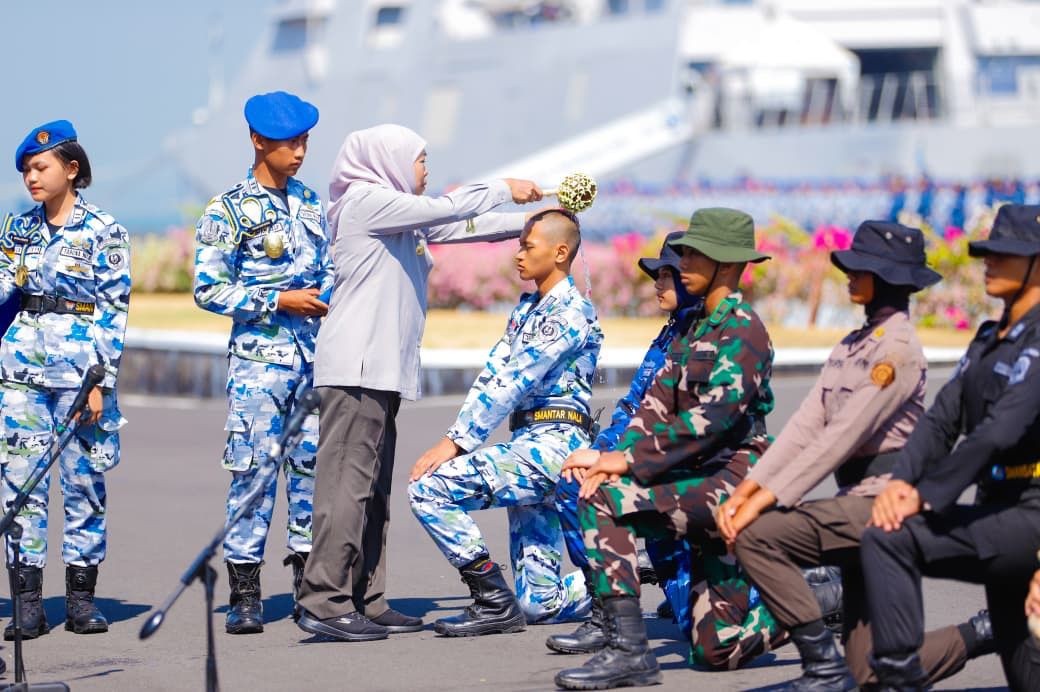 1.346 Taruna SMAN Se-Jatim Resmi Dibaretkan, Gubernur Khofifah: Disiplin dan Integritas Jadi Kunci Pemimpin Masa Depan