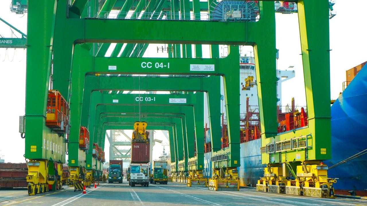 Arus Petikemas PT Terminal Teluk Lamong Capai 2 Juta TEUs, Berkat Ekspansi Rute Internasional dan Pengembangan SDM