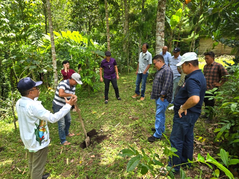 Setetes Implementasi Ide Brilian Ketua DPD RI SBN Tentang "Green Democracy", Senator Stefa Diskusi dan Taman Pohon.