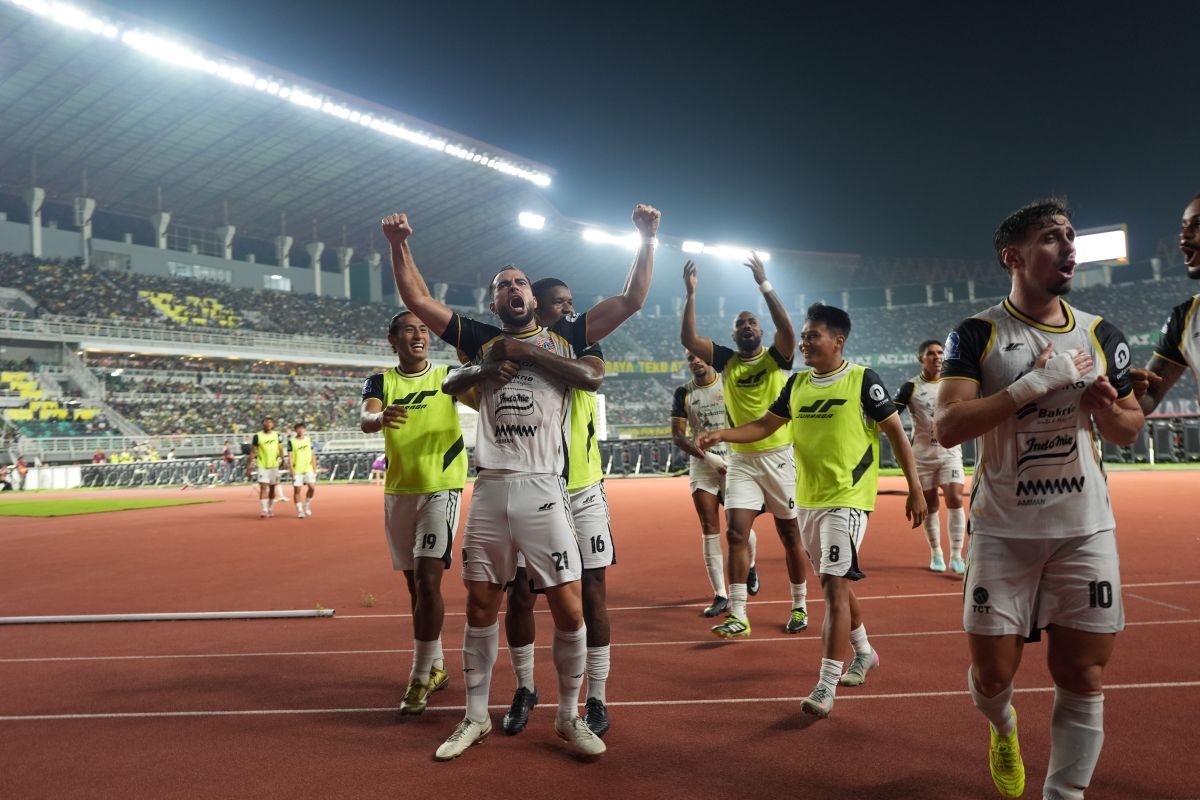 Persija Hajar Persebaya 3-1 di Surabaya dalam Duel Klasik
