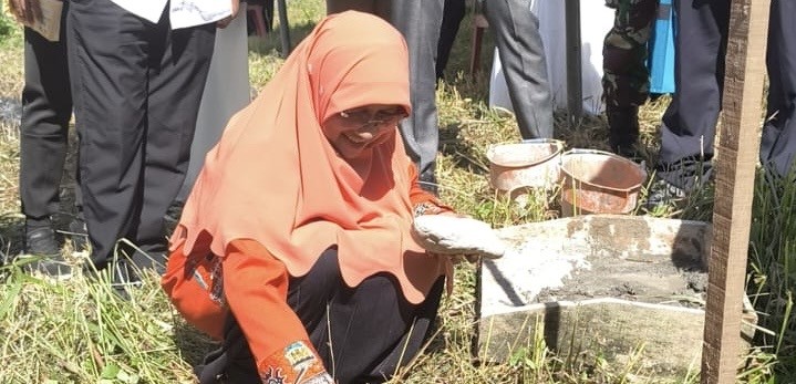 Saadiah Uluputty Letakkan Batu Pertama Pembangunan MCK Program Sanimas di Maluku Tengah
