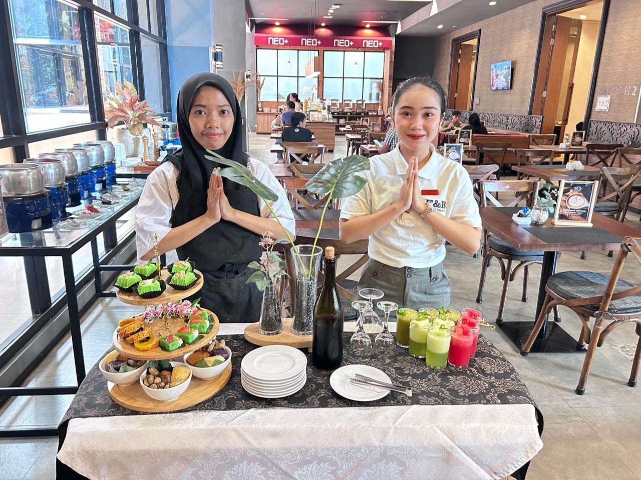 Rayakan World Food Day, Hotel Neo+ Waru Bagikan Kue Tradisional Sehat