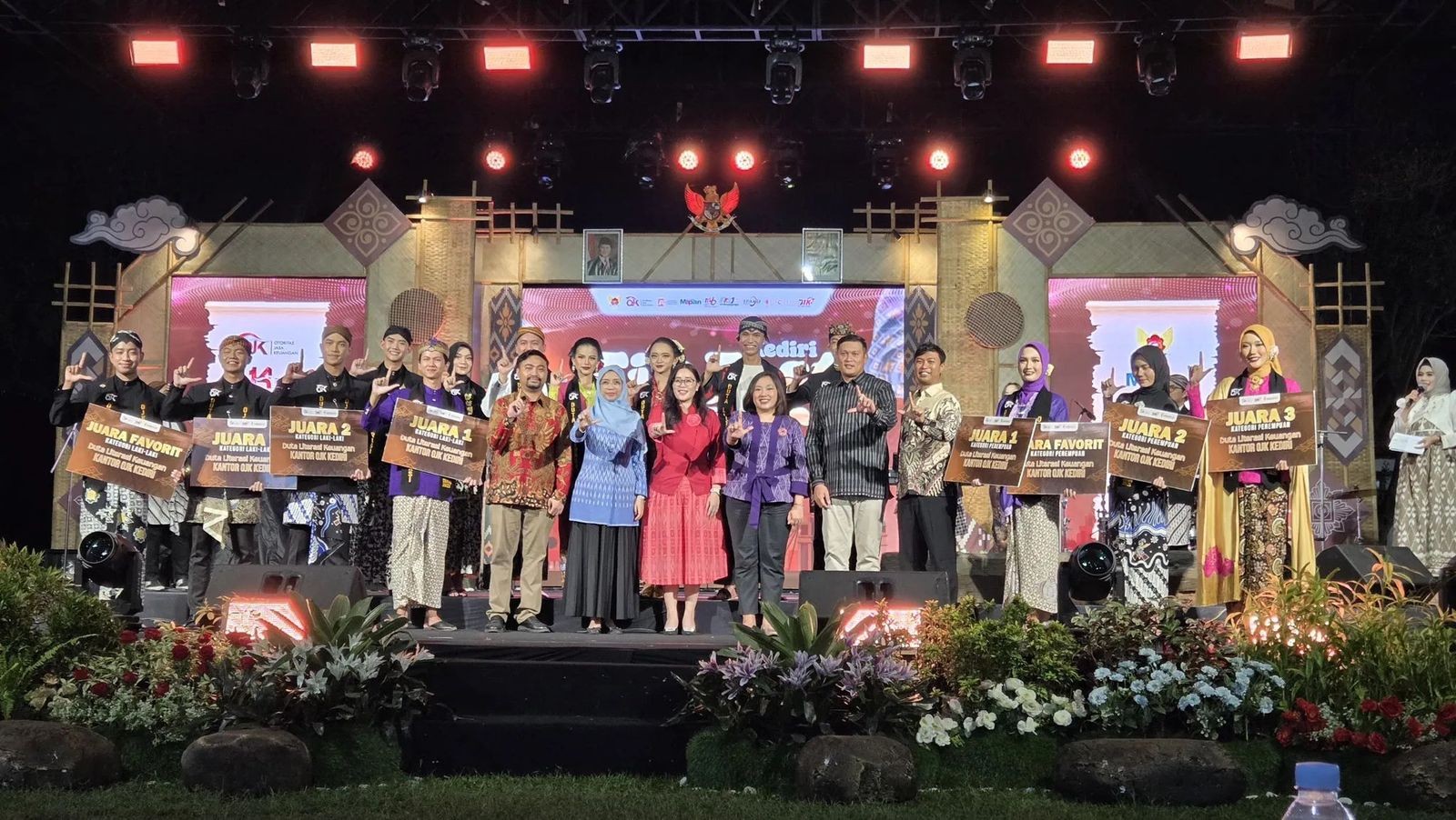 Mahasiswa FEB UNAIR Toreh Prestasi Juara II Duta Literasi Keuangan OJK Kediri Lewat Empat Proyek Edukatif