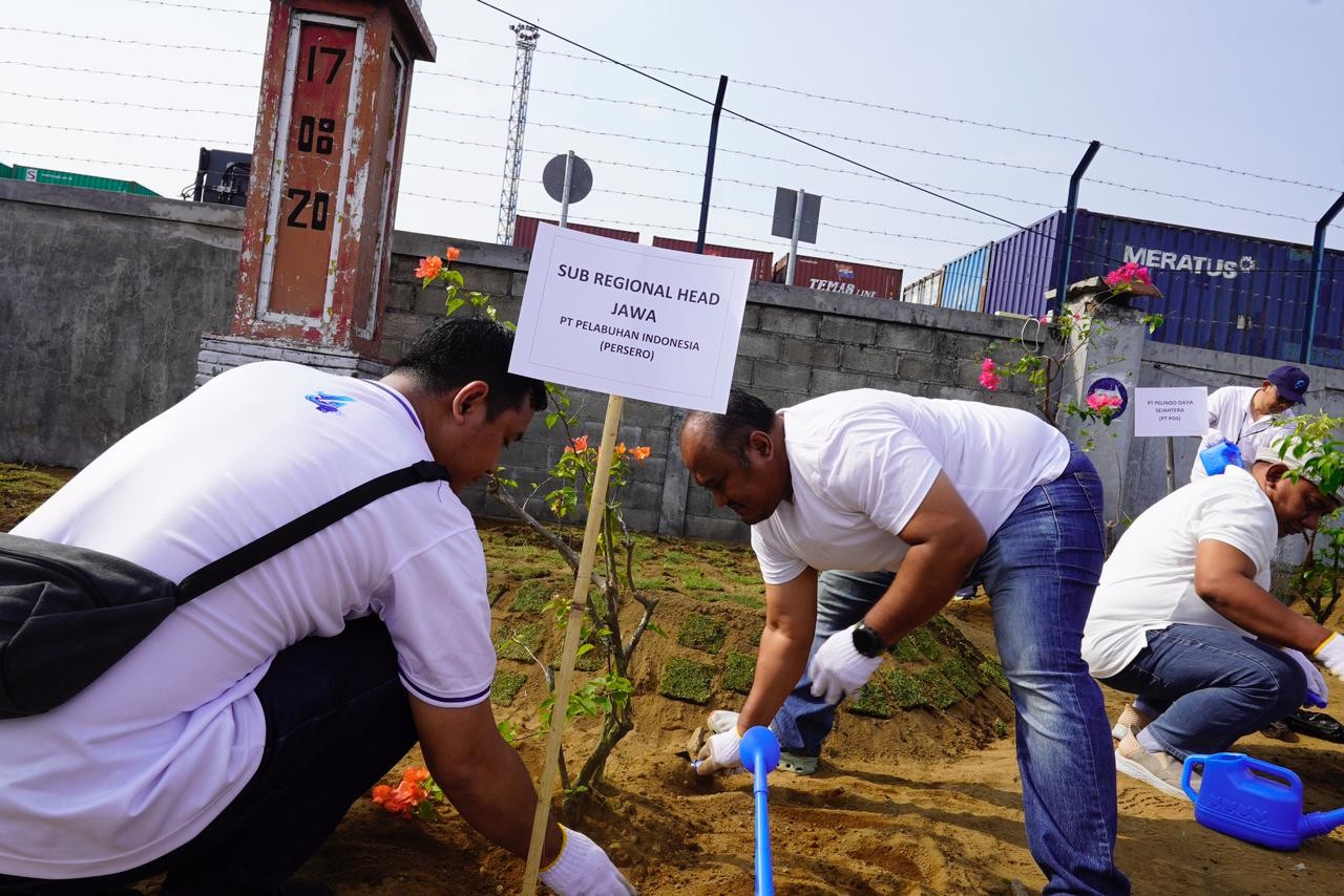 Pelindo Regional 3 Hijaukan Kawasan Prapat Kurung Selatan, Wujudkan Ecoport Melalui Penanaman Pohon Serentak