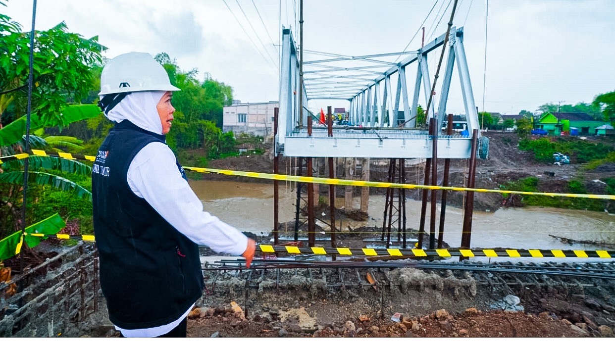 Gubernur Khofifah Pastikan Jembatan Kutorejo Siap Dibuka, Perlancar Warga Bagor dan Rejoso