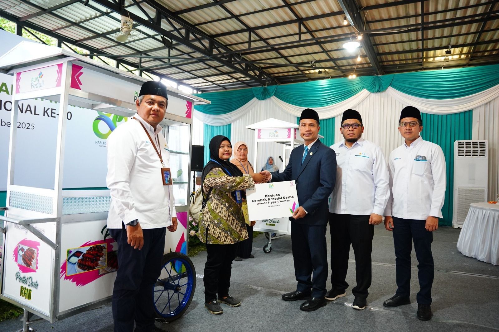 Women Support Women Semarakkan Hari Listrik Nasional ke 80, PLN Berikan Bantuan Gerobak Usaha