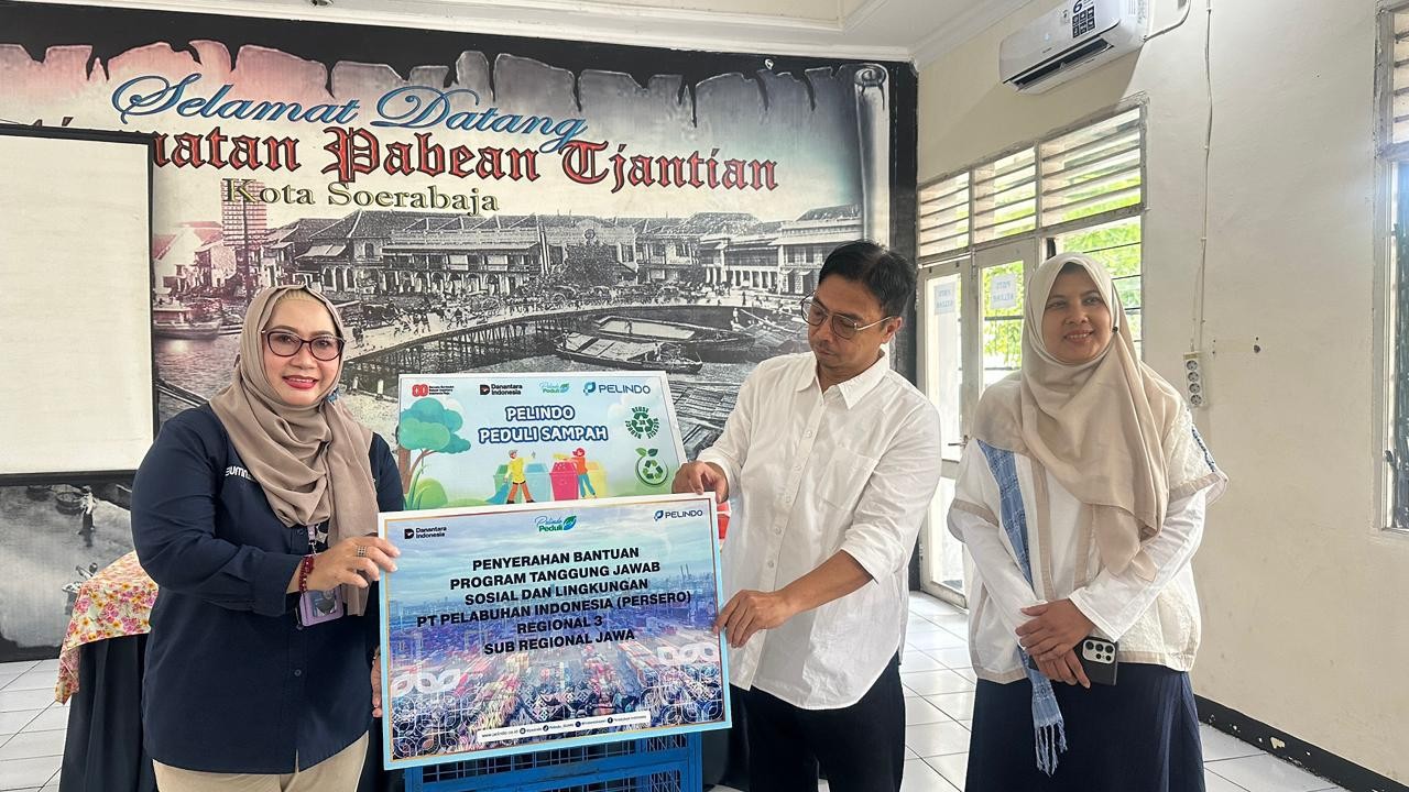 Pelindo Regional 3 Dukung Surabaya Bersih, Serahkan 40 Tempat Sampah ke Pabean Cantian
