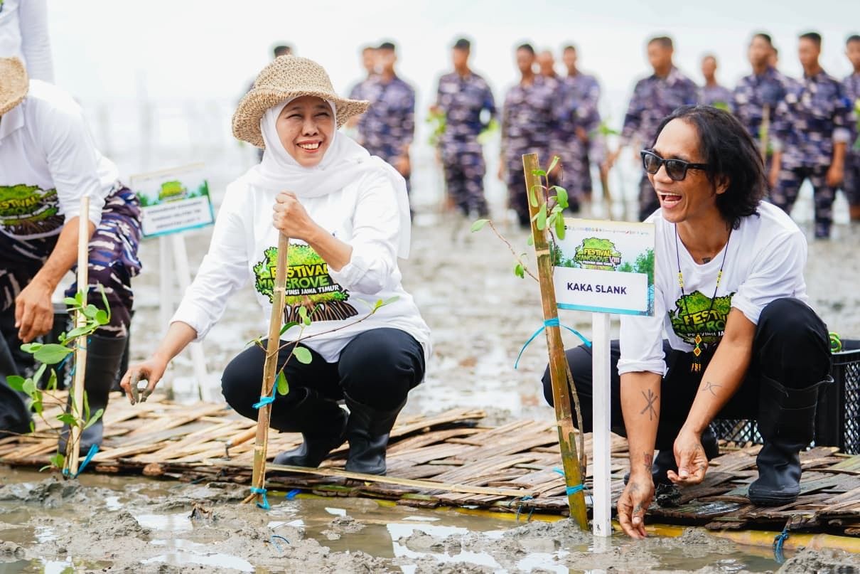 Gubernur Khofifah dan Kaka Slank Tanam Mangrove di Bangkalan, Wujudkan Jatim Lestari
