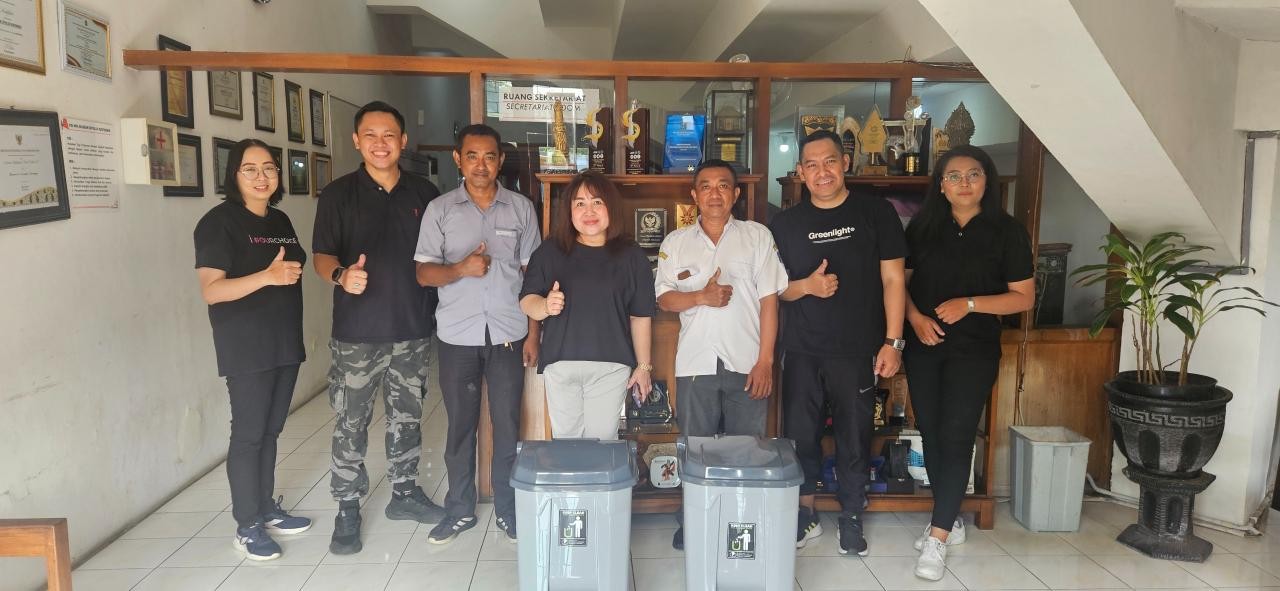 Sambut Hari Pahlawan, Hotel 88 Embong Malang Gelar Aksi Bersih di Tugu Pahlawan