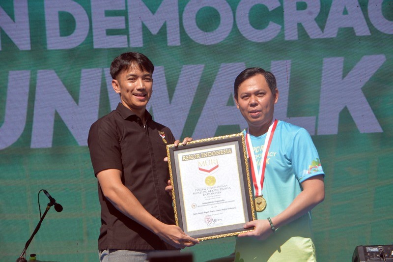 Funwalk DPD RI Raih 2 Rekor MURI, Sultan: Kita Sepakati 9 November Jadi Green Democracy Day