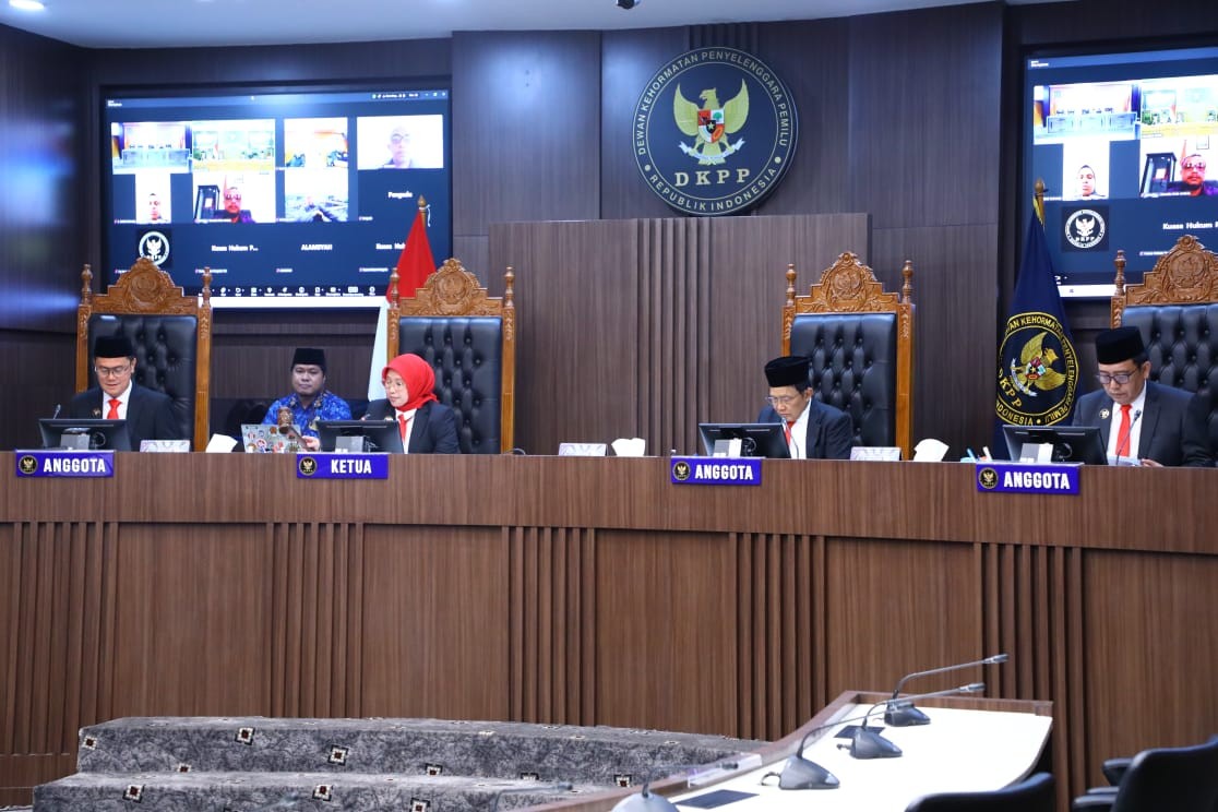 DKPP Jatuhkan Sanksi Tidak Layak Menjadi Penyelenggara Pemilu Kepada Anggota Bawaslu Kabupaten Wajo