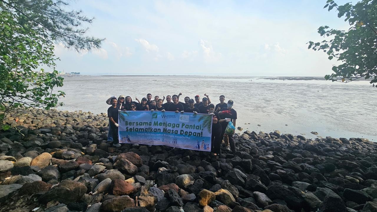 Waringin Hospitality dan Tunas Hijau Ajak Ratusan Peserta Bersihkan Pantai Kenjeran, Dukung Nelayan Lewat Aksi Sosial