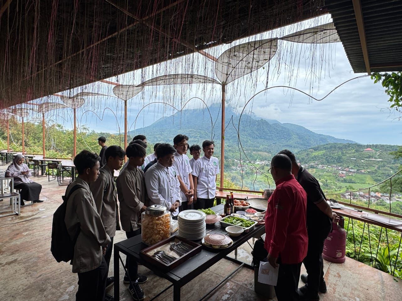 SMK Terpadu Roudlotul Amanah Adakan Outing Class di Panorama Cafe Trawas