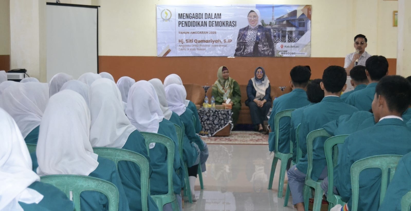 Siti Qomariyah Ingatkan Pelajar Tarumajaya agar Menjaga Perilaku