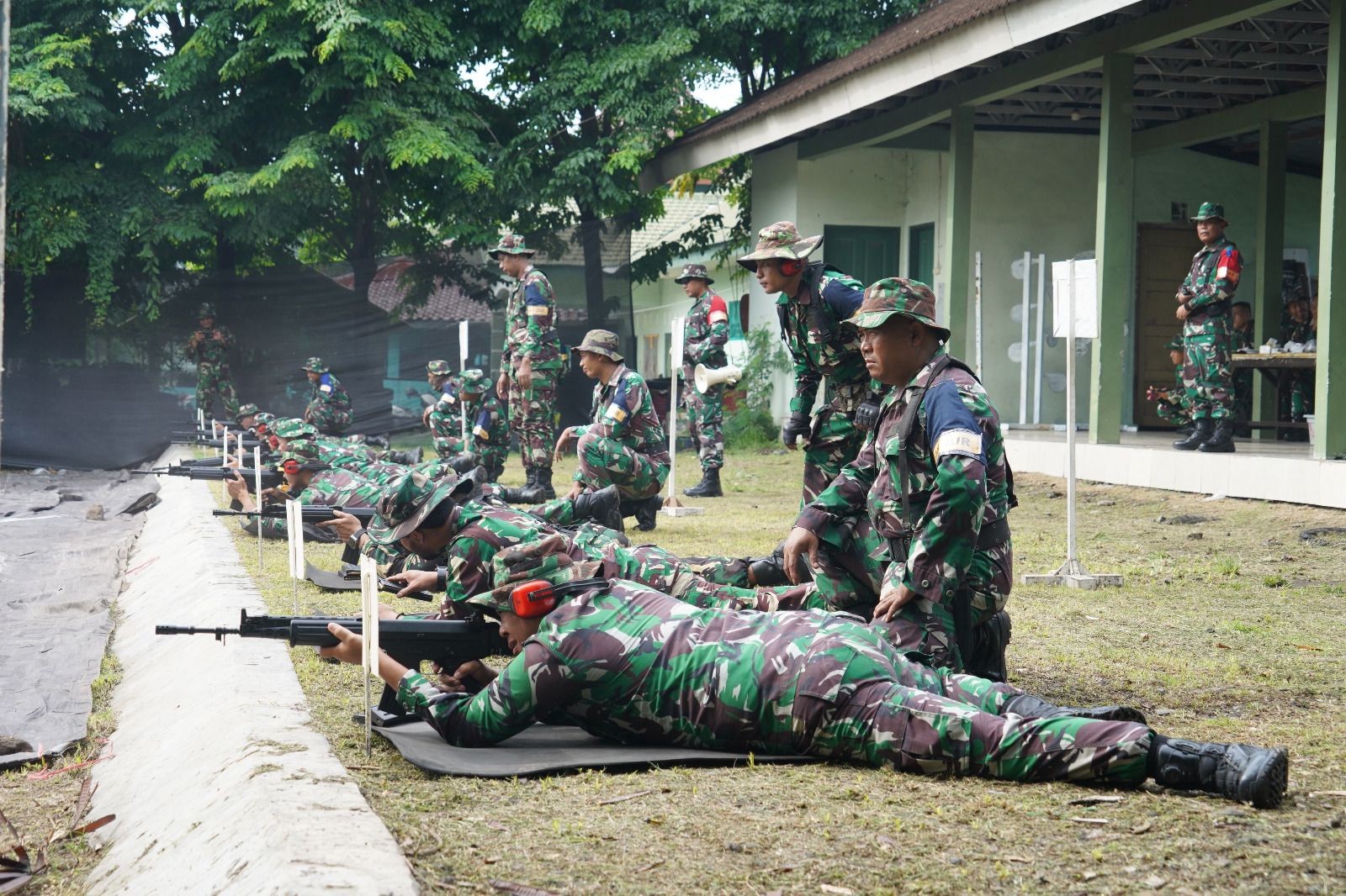 Korem 084/Bhaskara Jaya Gelar Latihan Menembak Senjata Ringan Semester II Tahun 2025