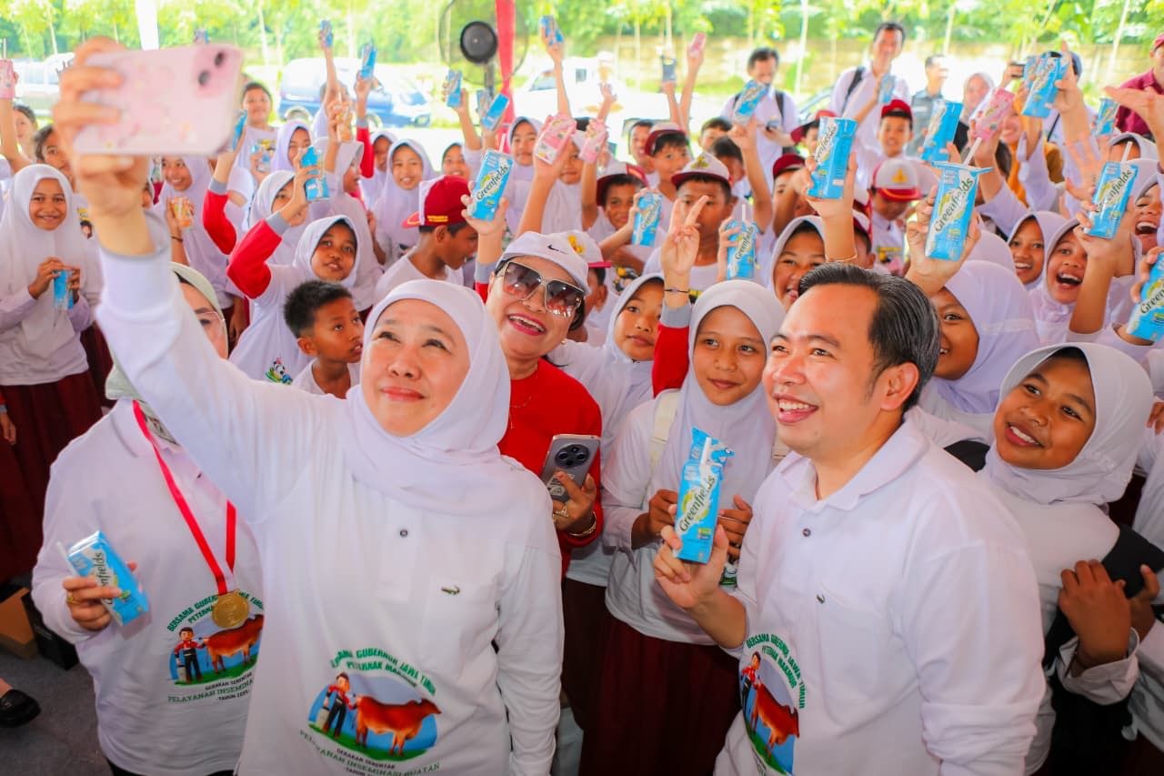 Gubernur Khofifah Minum Susu Bareng Ratusan Siswa SD di Jember, Dorong Pemenuhan Gizi Sejak Dini