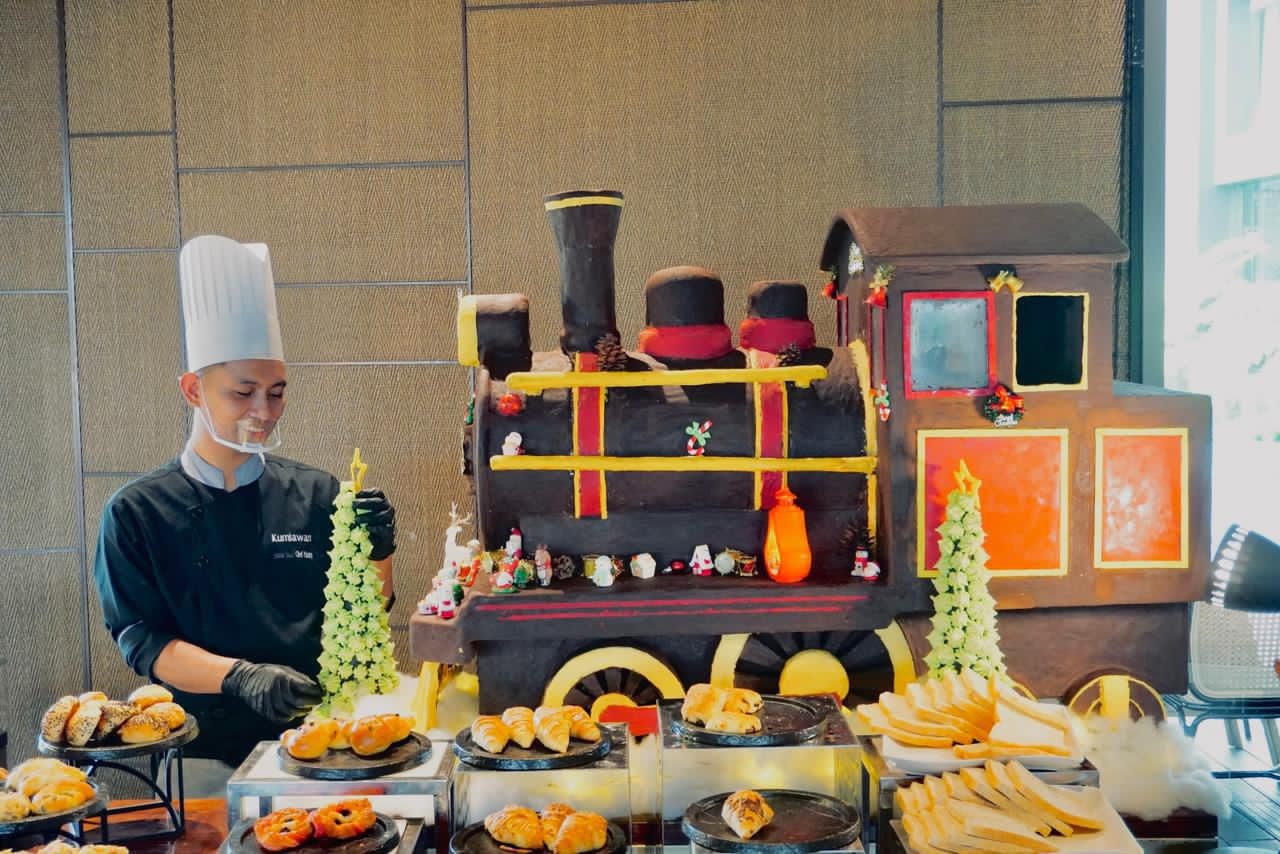 Sambut Natal, Grand Mercure Malang Mirama Pajang Instalasi Kereta dari Cokelat 60 Kg
