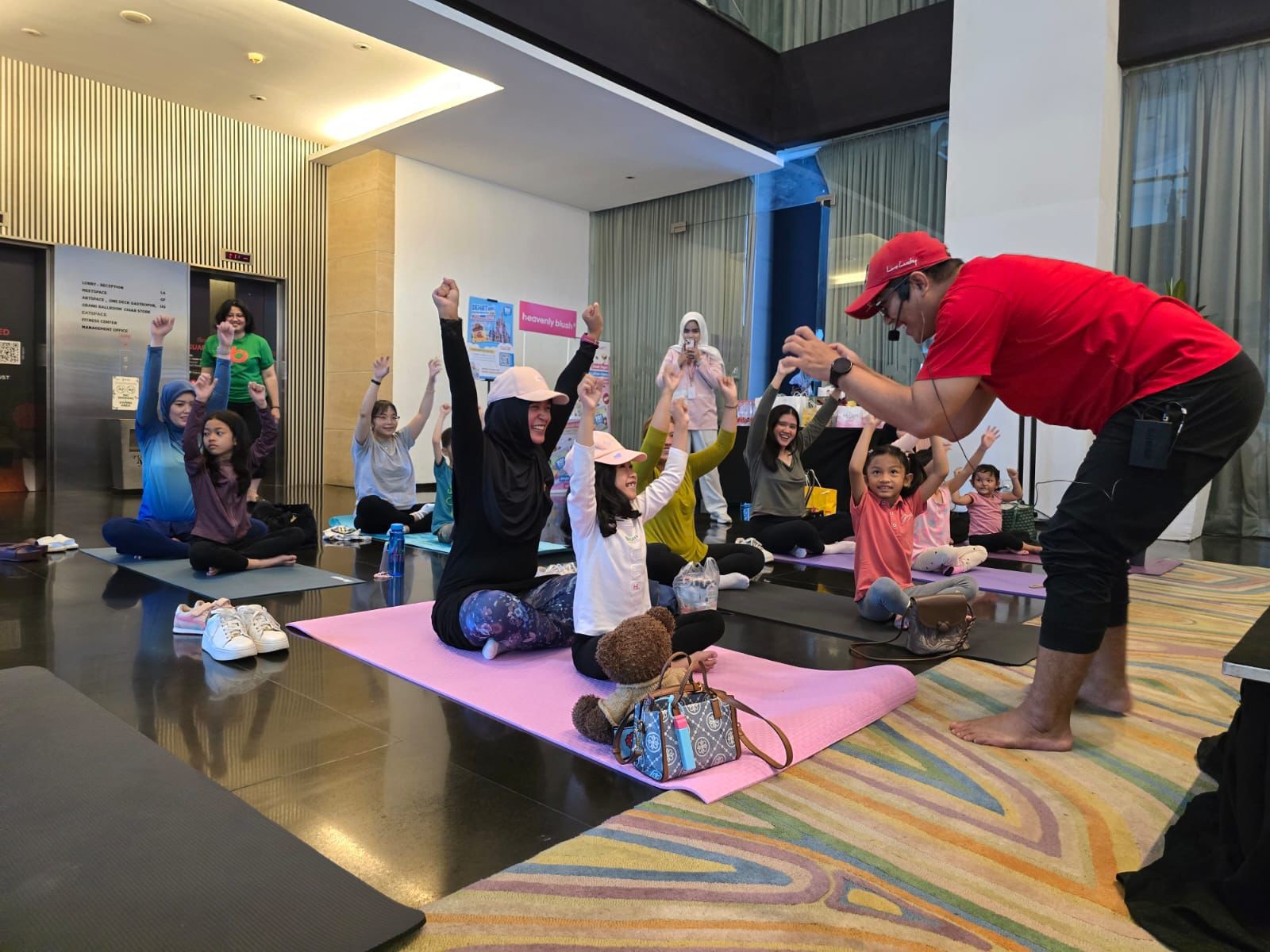Mom & Kids Joyful Yoga, ARTOTEL TS Suites Surabaya Rayakan Kebersamaan Ibu dan Anak