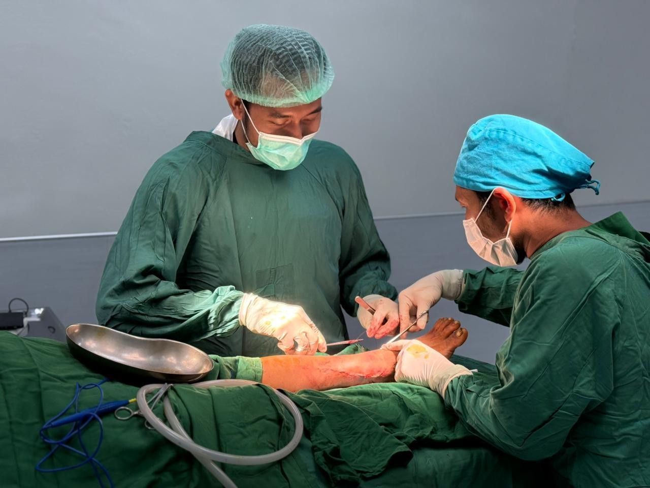 Tim Dokter UNAIR Tangani Operasi Darurat dan Layani Ratusan Warga Terdampak Bencana di Aceh Tamiang