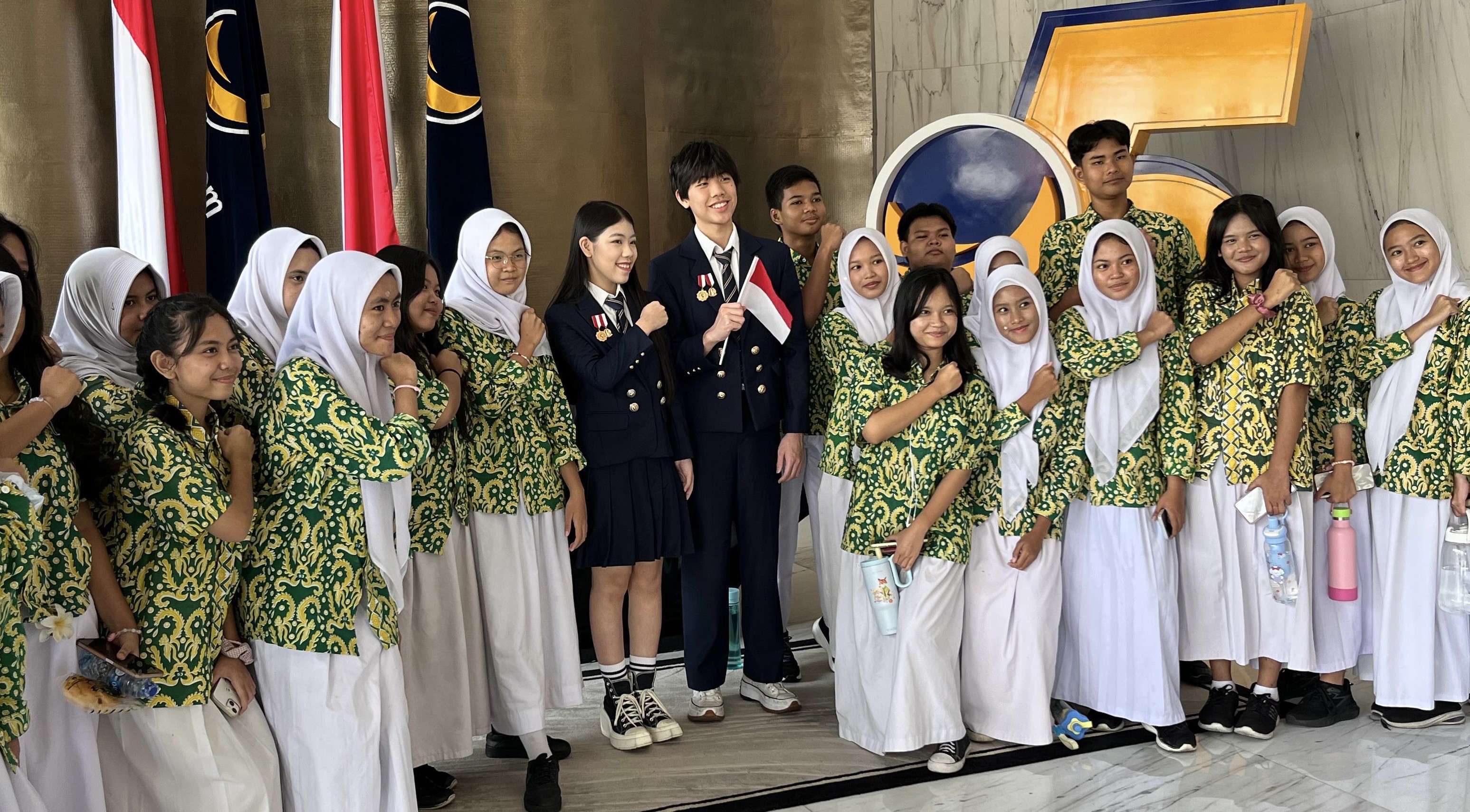 Juara Olimpiade Matematika Mischka–Devon Kunjungi NasDem Tower