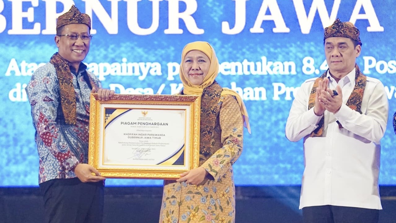 Gubernur Khofifah Terima Penghargaan dari Kemenkum RI atas Terbentuknya 8.494 Posbankum