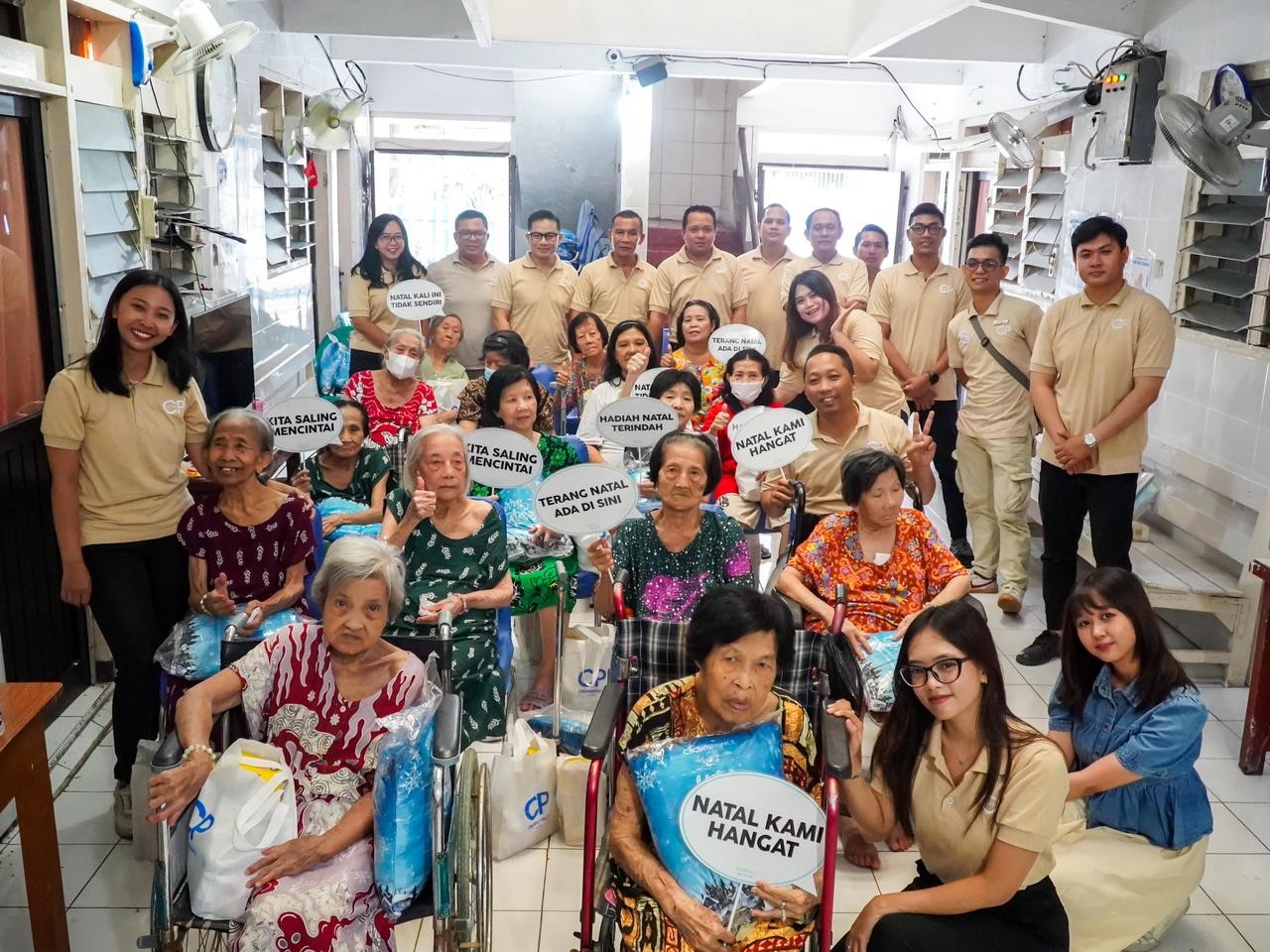 Berbagi Kehangatan Natal, Crown Prince Hotel Surabaya Kunjungi Panti Werdha Usia Anugrah