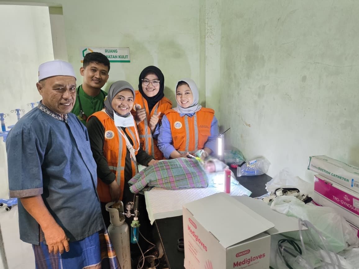 Di Tengah Banjir, Tim Medis UNAIR Tangani Persalinan Darurat di Aceh Tamiang