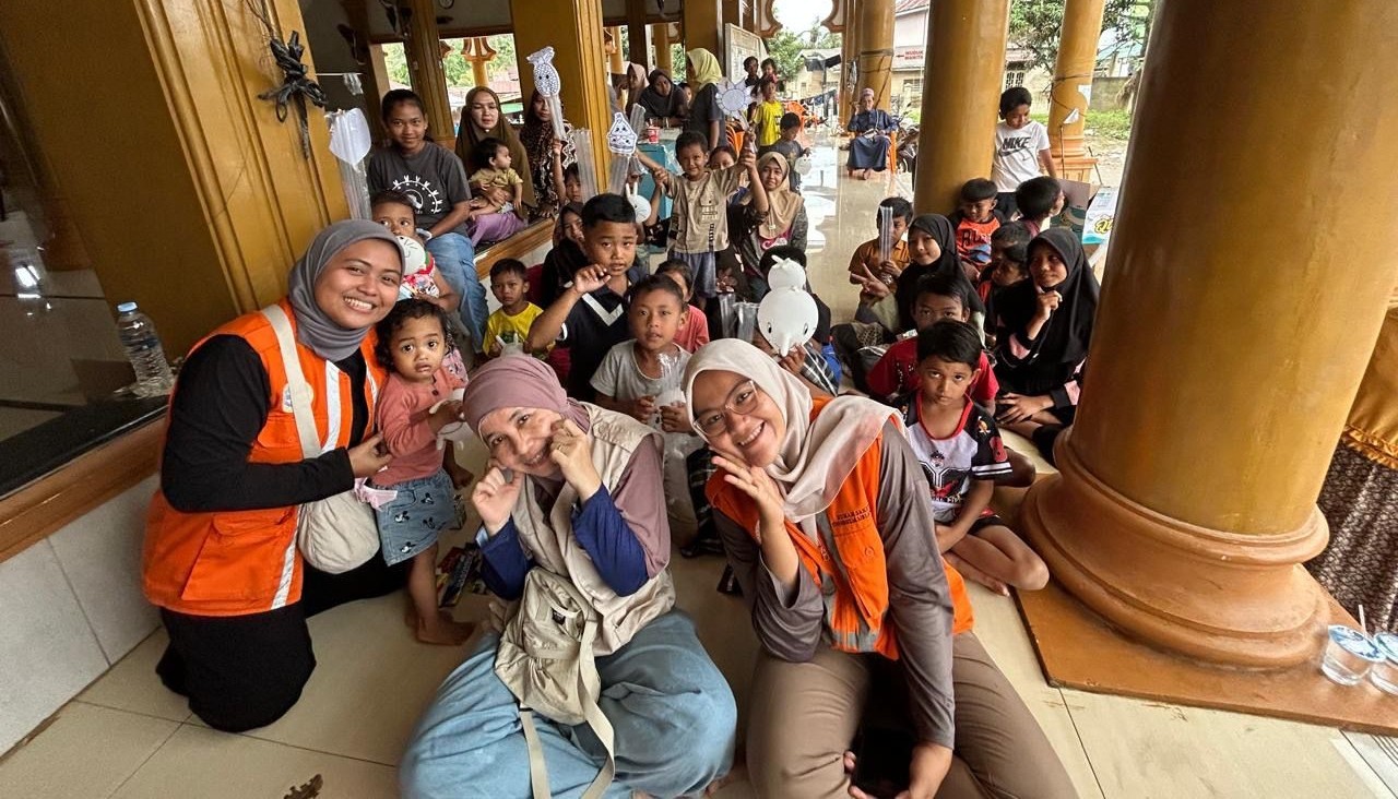 Relawan UNAIR Hadirkan Trauma Healing bagi Anak-Anak Terdampak Bencana Aceh-Sumatra