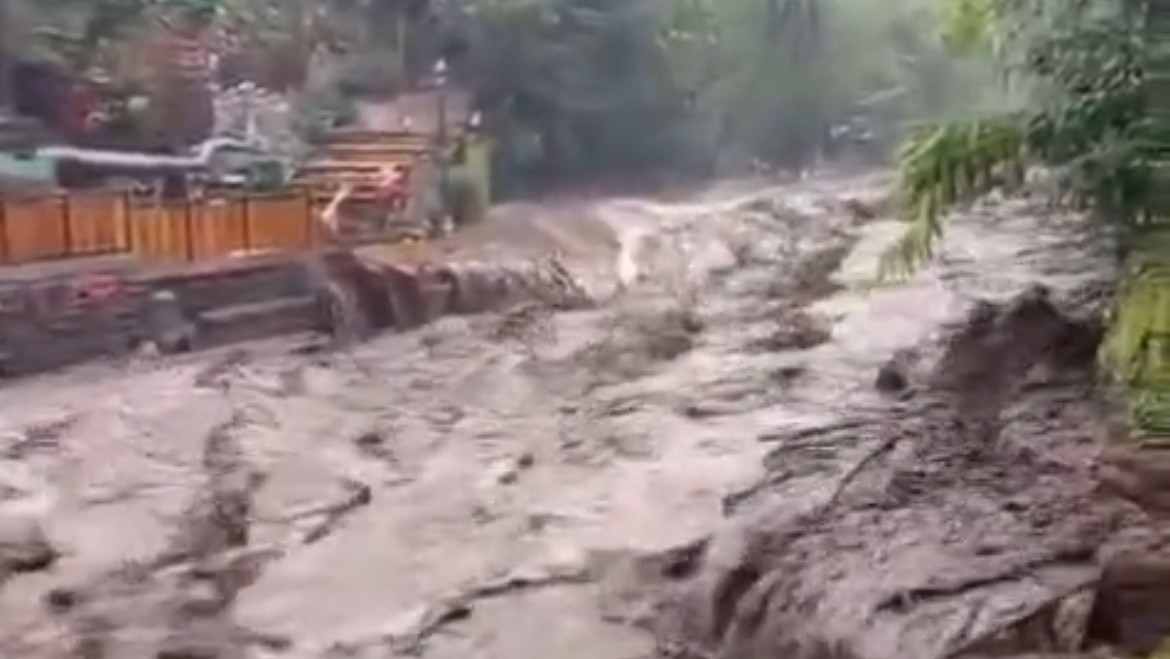 Banjir Bandang Terjang Kawasan Wisata Guci Tegal, Jawa Tengah